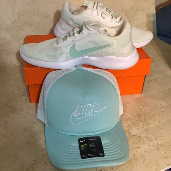 Nike Shoes - NWT women’s Nike Flex Experience 8 with coordinating Nike hat